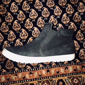 Black shoes (almost look like vans)